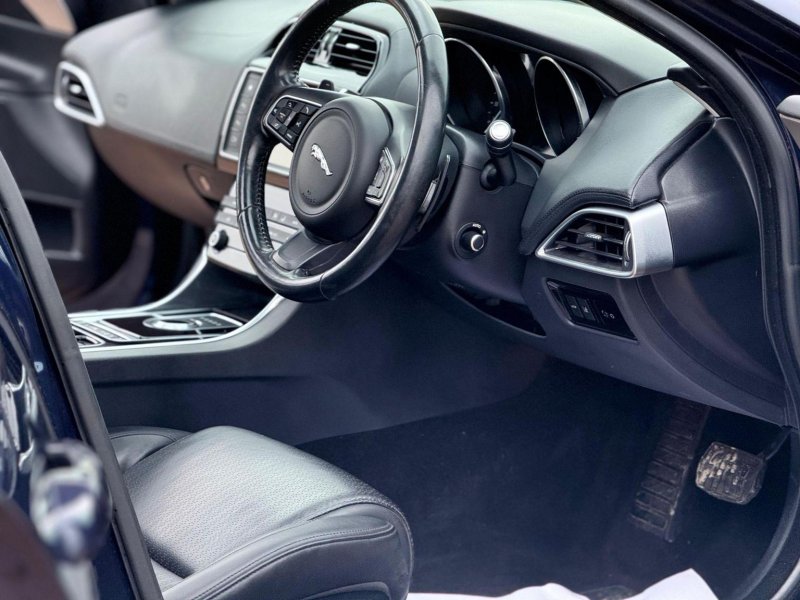 JAGUAR XE