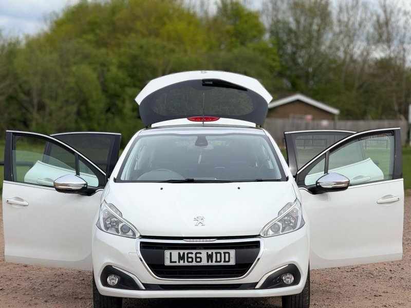 PEUGEOT 208