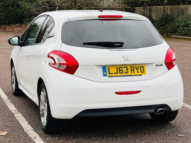 PEUGEOT 208
